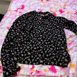 A beutiful black floral blouse, size XS